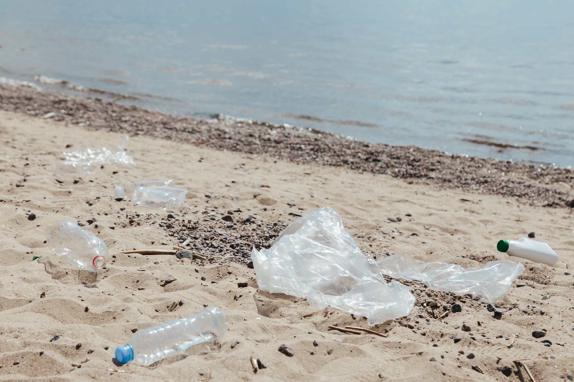 plastic afval op het strand